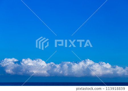 仲夏的大海和夏天的雲 113918839