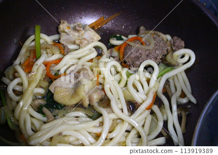 Fried noodles made while hiking - Easy cooking 113919389