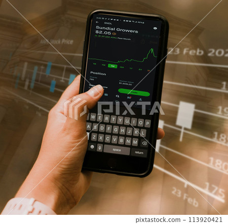 股票交易利率上漲當日交易員手機利率操縱圖片素材 113920421