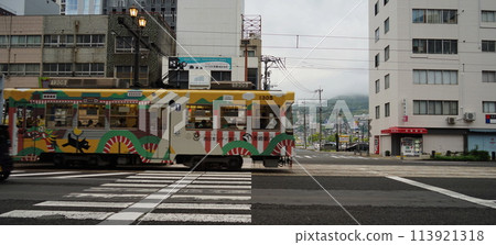 有軌電車行駛的長崎風景 113921318