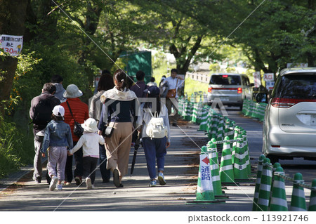 從停車場前往羊山公園芝櫻之丘的遊客 113921746