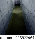 空曠黑暗的更衣室，有種可怕的感覺 113922064