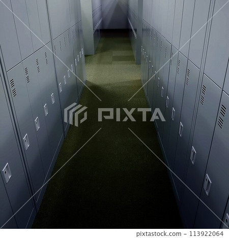 空曠黑暗的更衣室，有種可怕的感覺 113922064