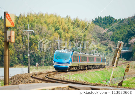 The Super Hakuto express train runs on the Sanin Main Line. The Super Hakuto express train runs on the Sanin Main Line. 113923608