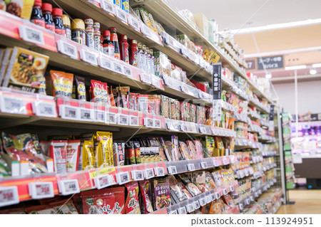 在一家超市商店 113924951