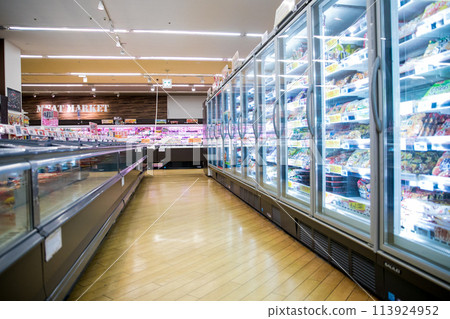 在一家超市商店 在一家超市商店 113924952