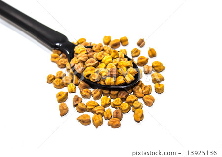 A picture of black chickpeas with selective focus 113925136