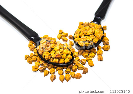 A picture of black chickpeas with selective focus 113925140