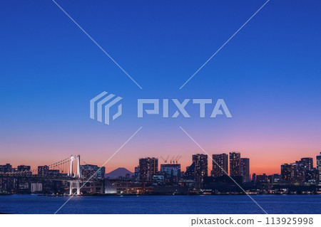 View of Tokyo Bay at dusk from Toyosu View of Tokyo Bay at dusk from Toyosu 113925998