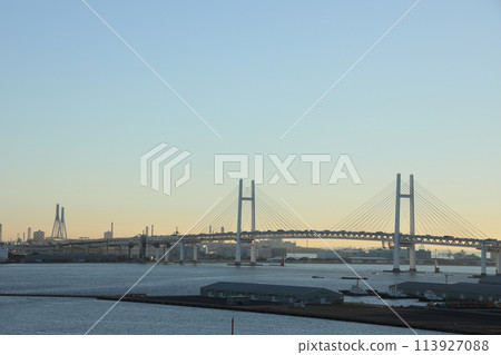 清晨陽光照亮的橫濱灣大橋 清晨陽光照亮的橫濱灣大橋 113927088
