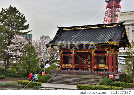Tokyo Tower stands behind the Nitenmon Gate of the former Yushoin Mausoleum. 113927327