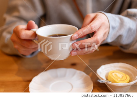 drink hot coffee 113927663