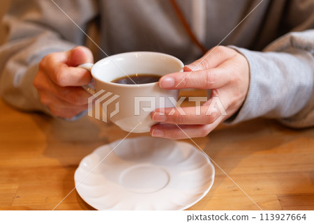 drink hot coffee 113927664