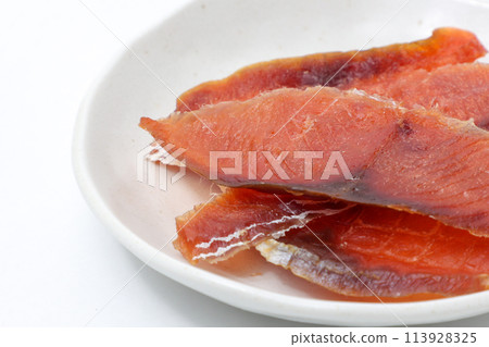 鮭魚鳥羽，鮭魚，鳥羽，美味，酒精，零食，酒精吃，吃，魚，鮭魚，煙熏，切片，清酒，酒精 113928325
