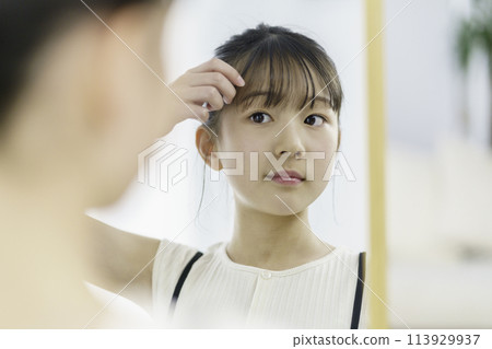 小學生早上照鏡子,擔心自己的瀏海 小學生早上照鏡子,擔心自己的瀏海 113929937