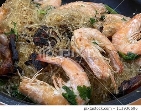 Shrimps with vermicelli and vegetables in a pan Shrimps with vermicelli and vegetables in a pan 113930696