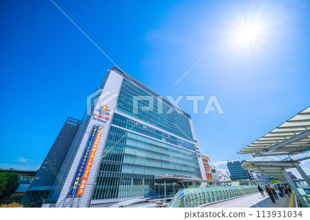 日本橫濱城市景觀 新橫濱站和陽光的景色。晴朗的藍天...邁向新時代 = 4 月 25 日 113931034