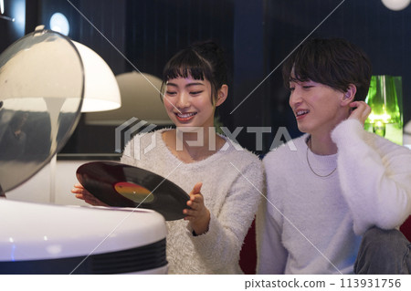 聽唱片的年輕男女 113931756