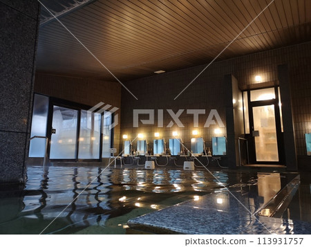 在飯店的大浴場取暖 113931757