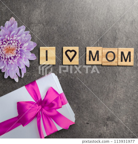 Wooden cubes with I Love Mom text and a gift box Wooden cubes with I Love Mom text and a gift box 113931977
