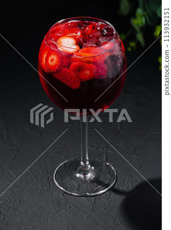 glass of cold cocktail with fresh strawberry slices 113932151