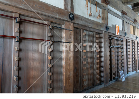 兵庫縣姬路市姬路城內的武器架和長矛等武器 113933219