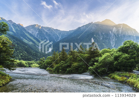 朝陽下的上高地、穗高山脈和梓川【長野縣松本市】 113934029