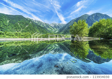 夏天的上高地，美麗的新綠色、穗高山脈和梓川【長野縣松本市】 113934030