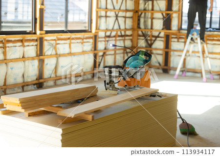 工人砍木頭 工人砍木頭 113934117