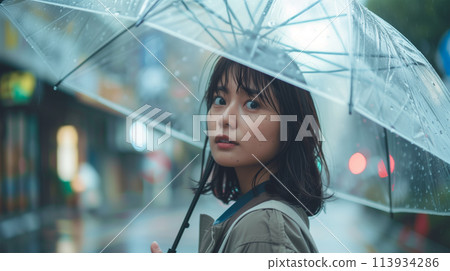 Young woman holding a vinyl umbrella 113934286