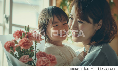 母親節送花束的女孩和媽媽 母親節送花束的女孩和媽媽 113934384