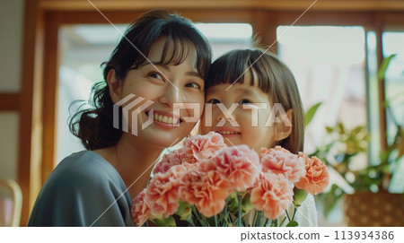 母親節送花束的女孩和媽媽 113934386