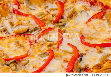 Delicious pizza with chicken, pepper and mushrooms 113934631