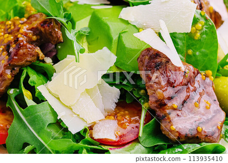 Green salad with beef, arugula and cherry tomatoes 113935410