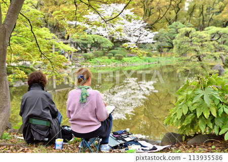 Two women sketching at the pond in Hibiya Park Two women sketching at the pond in Hibiya Park 113935586