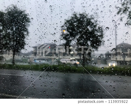Heavy rain and raindrop on the car window The car must stop on the way. For the safety of driving Because I cannot see the way ahead, it may cause an accident while driving. 113935922