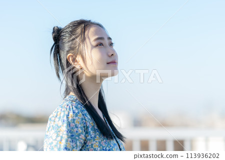 年輕女子仰望天空，輪廓 113936202