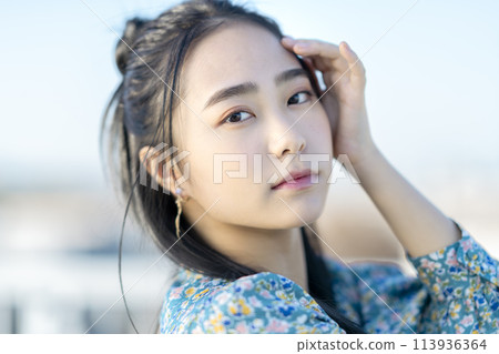 A young woman looking at the camera 113936364