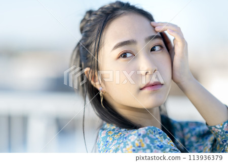 Portrait of a woman in her twenties Portrait of a woman in her twenties 113936379
