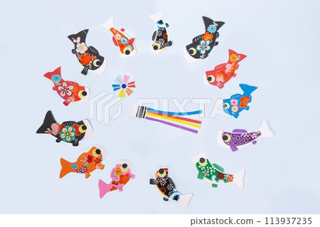用畫紙和和服布製成的彩色鯉魚旗圍成一圈 113937235