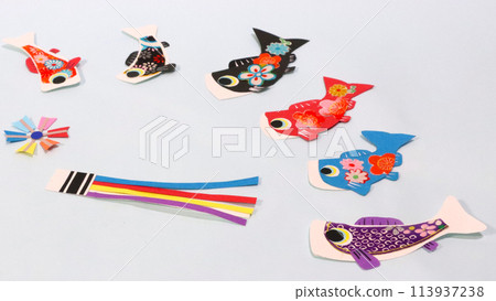 六面色彩繽紛的鯉魚旗、風車以及用畫紙和和服布製成的旗子。 113937238