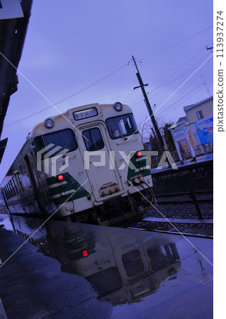 陰天停在上總牛久站的小湊鐵道Kiha 40系列柴油列車_照片攝於2/25/24 113937274