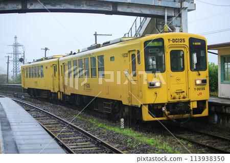 吉波125型柴油列車停靠在湯之平站（JR九州） 113938350