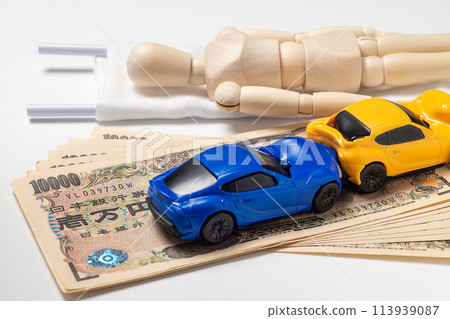 畫娃娃、人身傷害意外和金錢的圖像 113939087