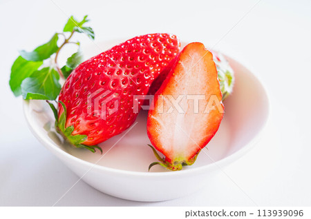 Cut Strawberries Akihime Cut Strawberries Akihime 113939096