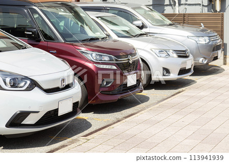 在停車場排隊的汽車 113941939