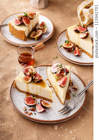 Fall cheesecake with figs and maple syrup 113942701