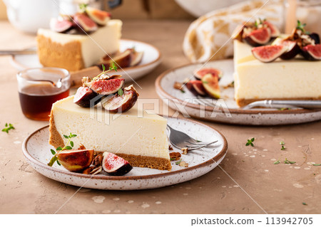 Fall cheesecake with figs and maple syrup 113942705