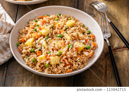 Pineapple fried rice with peas and carrots 113942715