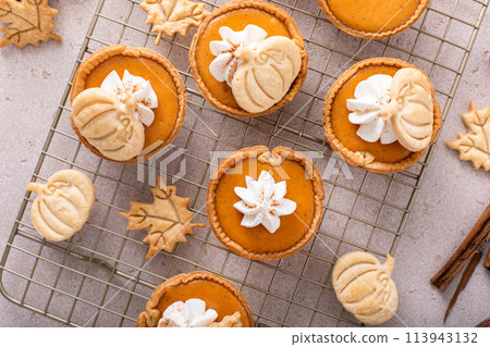 Mini pumpkin pies with pumpkin and fall leaves decoration 113943132